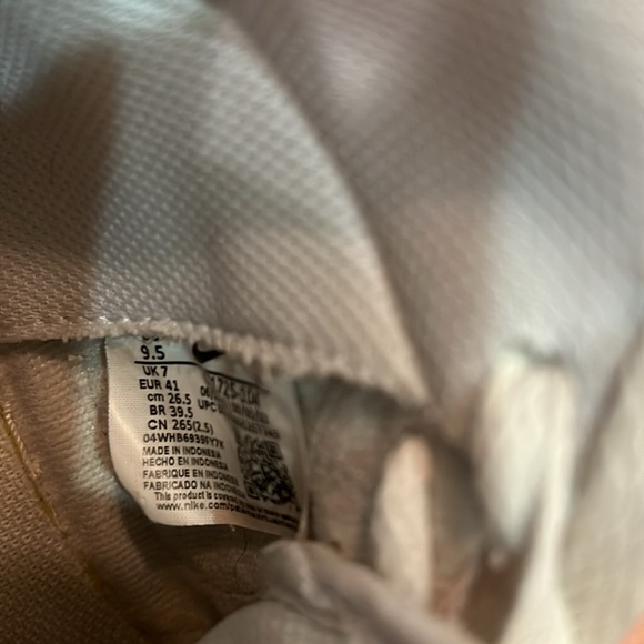 White high top Nike sneakers with hot pink swoosh - Picture 7 of 7